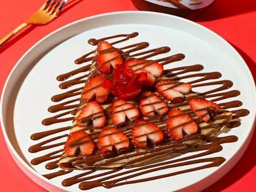 STRAWBERRY WITH NUTELLA CREPE